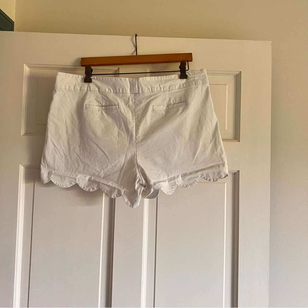 White Crown and Ivy scallop cut shorts size 16 shorts. - Picture 4 of 5